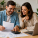 Um casal fazendo as contas e organização financeira